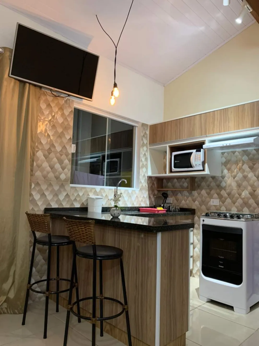 Casa Mahalo: cozinha com geladeira, fogão e micro-ondas