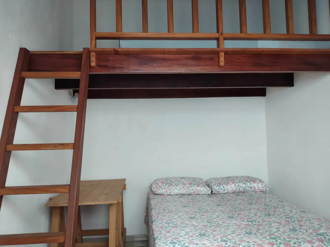 Casa Mahalo: quarto com cama de casal e mezanino
