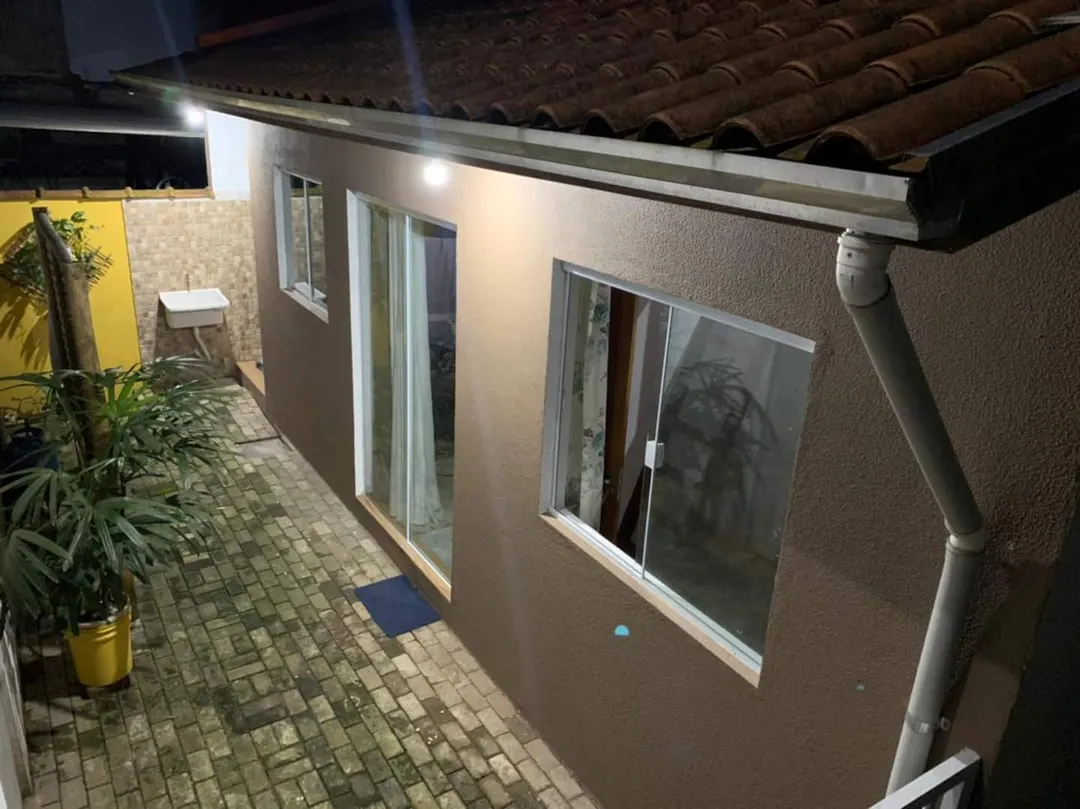 Casa Mahalo: fachada à noite